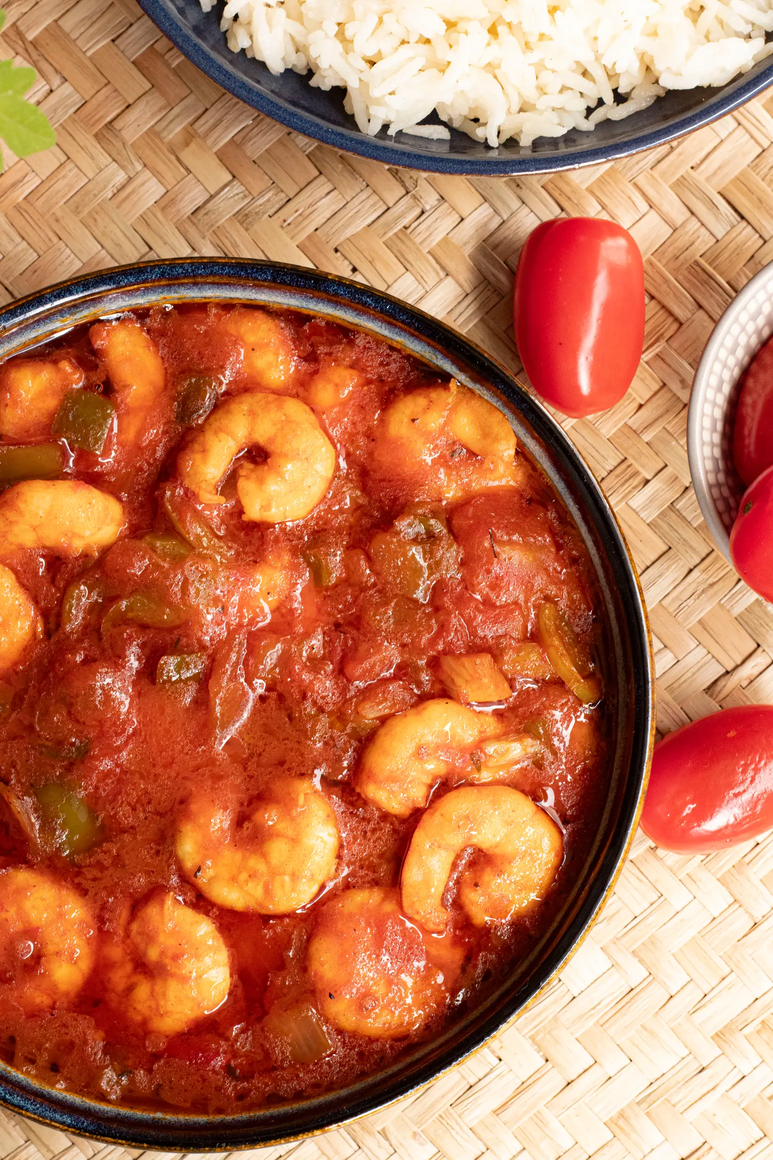 crevettes sauces tomate dans un bol avec riz